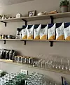 Osim klasičnih napitaka poput espressa, flat whitea, cortada i cappuccina, u ponudi su i nešto drugačije opcije poput cold brewa, coconut water americana, matcha lattea i espresso tonica