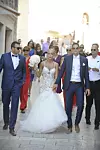Mladoženja je nosio plavo odijelo, a mladenka raskošnu vjenčanicu sirena kroja