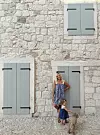 Ljeto provode na dvije adrese; na Braču i u Vinišću odakle su im korijeni