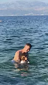 'Najviše voli sama plivati, što je za bebu od 16 mjeseci malo nevjerojatno, ali uz pomoć rukavica ne da se iz mora', kaže ponosni tata