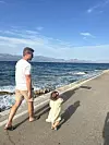 „Glavni događaj kod nas je odlazak na kupanje, pogotovo našoj Lori, koja je zaigrana i vesela. I ona je primijetila da more sve liječi', otkriva Roko
