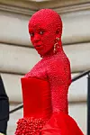 Doja Cat na reviji Schiaparelli u siječnju 2023.ponovila je fotografiju za francuski Vogue 1969. koja prikazuje manekenku prekrivenu kristalima