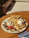 Topli waffle sa sladoledom i svježim voćem – desert koji se ne preskače.