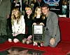 Antonio Banderas 2005. s (tadašnjom) suprugom Melanie Griffith i kćerima Dakotom te Stellom prilikom predstavljanja svoje zvijezde na Šetalištu slavnih