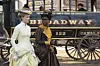 Louisa-Jacobson i Denee-Benton u sceni iz 'Pozlaćenog doba'