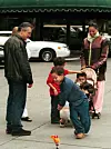 Robert De Niro u društvu njegovih blizanaca Aarona i Juliana te tadašnje supruge Grace Hightower 2001. godine