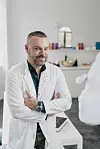 Aktualna tema su, kaže dr. Cvjetičanin, ispražnjene i obješene grudi nakon mršavljenja, koje on korigira tako da ‘prekroji’ tkivo i podigne ostatak žlijezde ili stavi silikonski umetak