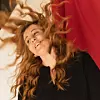 Marketinška stručnjakinja osjeća se kao ”Alisa u Zemlji čudesa” jer u svijetu okrenutom naopačke, uspijeva zadržati iskonsku, djetinju znatiželju