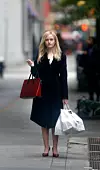 Julia Garner kao Anna Sorokin.