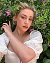 Lili Reinhart snimila se dok prima lasersku terapiju