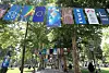 Zagreb, 140820. Zrinjevac. Festival umjetnickih zastavica, Flag art Zagreb na kojima 43 umjetnika iz 13 zemalja prestavlja svoju zastavicu. Foto: Damjan Tadic / CROPIX