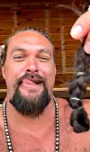 Jason Momoa pažljivim kadriranjem nije otkrio da ipak nije ćelav