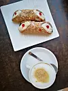 Cannoli - talijanska peciva punjena kremom koje Apuljani često jedu za doručak.