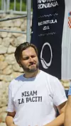 Majicu 'Nisam za bacit!' nosio je početkom mjesecu u obilasku riječke tržnice.