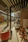 Izlog po mjeri ljubitelja dizajna: Ligne Roset ‘Togo‘ fotelja, Muuto ‘Halves‘ pomoćni stolić, Pianca ‘Spazioteca‘ polica te stolice Miniforms ‘Leda‘ i Detjer ‘Office Chair