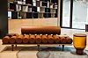 Tacchini ‘Five to nine‘ krevet za dnevni odmor, Miniforms ‘Mastea‘ stolić, Gun Rugs ‘Crystal Blue‘ tepih