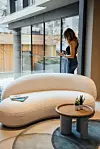 Sofa ‘Julep‘ i stolić ‘Pluto‘ brenda Tacchini te tepih ‘Crystal Blue‘ marke Gun Rugs