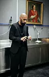 Kad dobije ideju, odlazi u laboratorij Casa Essenzia, gdje parfumer-kemičar prevodi njegovu viziju u formulu