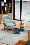 Fredericia ‘Swoon Lounge‘ naslonjač, Acerbis ‘Menhir‘ stolić, Miniforms ‘Soda‘ stolić, Muuto ‘Relevo Rug‘ tepih i &Tradition ‘Raku SH8‘ lampa