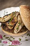 Vrganji sa žara s pecivom za hamburger