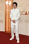 Timothee Chalamet u bijelom odijelu Givenchy by Sarah Burton