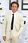 Jeremy Allen White glumi chefa Camryja Berzatta