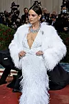 Eiza je rođena u Mexicu, u ranom djetinjstvu se počela baviti glumom, a pojavila se u brojnim telenovelama.