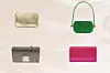 Torbica sa zakovicama Zara (17,95 eura), Srebrna torbica Metropolis mini Furla (244,00 eura), Zelena clutch torba Bottega Veneta (733,52 eura), Ružičasta clutch torbica s cirkonima Replay (78,97 eura)