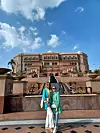 Romina i Lana ispred luksuznog hotela Emirates Palace Mandarin