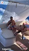 Tata i sin uživaju u vožnji.
