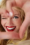 Ove sezone vladaju blistava i hidratizirana koža, mirisni rituali njege tijela, te make-up s dozom sofisticirane elegancije i razigranosti