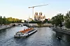 Brod 'peniche' plovi prema katedrali Notre Dame de Paris na rijeci Seini, tijekom parade za testiranje 'manevara', 'udaljenosti', 'trajanja' i 'video snimanja' buduće ceremonije otvaranja Olimpijskih igara u Parizu iduće godine