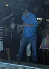 Harry je plesao na rubu bazena u klubu Veneranda i nije mario što se događa oko njega.
