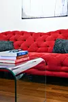 U dnevnom boravku dominira crvena sofa