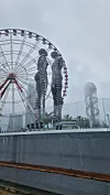 Ali i Nino, ljubavnici koji su nadahnuli izradu kolosalne statue uz obalu mora