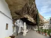 Setenil de las Bodegas poznat je po kućama i šetnici urezanima u stijenu