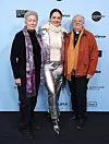 Cristina Costantini (usredini) s Tam O‘Shaughnessy i sestrom pokojne astronautkinje, Bear Ride koja je prezbetarijanska svećenica