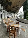 Taverna s nesvakidašnjim svodom - stijenom u koju je uklesana