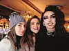 U četvrti Marais Ana Strižić i Arija Rizvić upoznale su transvestita koji ih je pozvao na svoju predstavu.