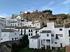 Bijelo andaluzijsko mjesto Setenil de las Bodegas nastalo je od maurske uvrde na litici