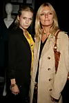 Patti Hansen 2007. sa starijom kćeri Theodorom, koja joj jako nalikuje