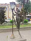 Skulptura podsjeća na doba kad su gradski službenici palili ulične svjetiljke.