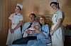 Scena iz mini serije ‘Archie‘ s lijeva na desno: Jason Isaacs kao Cary Grant, Laura Aikman kao Dyan Cannon s bebom koja glumi kći para Jennifer
