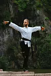 Uz fizičke učinke, tai chi fokus stavlja i na disanje i pokret, pomaže usporiti misli i stvoriti osjećaj prisutnosti, što dugoročno može pridonijeti boljem raspoloženju i regulaciji krvnog tlaka