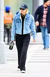 Gigi Hadid zna kako nositi traper jaknu, a najčešće je kombinira na casual kombinacije