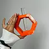 Hexagon vaza u mango boji s bijelim marble uzorkom