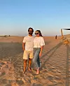 Tamara i Jay Rutland uživaju na pijesku u Dubaiju.