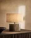 Zara Home stolna lampa s tamnim postoljem od škriljevca i okruglim lanenim sjenilom (129 eura)