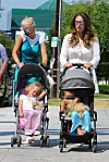 Petra Ecclestone i Tamara Ecclestone u šetnji s klincima.