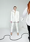 DANIJELA MARTINOVIĆ NOSI ODIJELO LEI LOU; UKRASNI CVIJET H&M VINTAGE NAUŠNICE VLASNIŠTVO STILISTICE; CIPELE BY FAR, ZALANDO stilistica BARBARA REPE make up IVA DUJIĆ kosa KATICA TOPČIĆ @Fabula De Forma